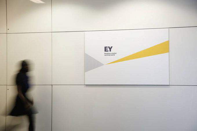 Ernst & Young прогнозирует возобновление роста авторынка через год.